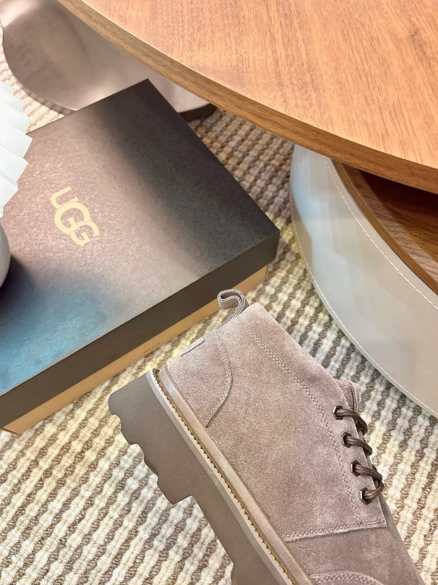 [UGG] P: 580💰 Size: 40 to 44 (45 custom-made) 2025 new style 𝑼𝑮𝑮•Men's ◾️. Winter snow boots and fur shoes. The matching coefficient is also 100%. 💥Good-looking✨Fully fashionable and full of aura when worn📈 Lager casual boots, lace-up style. The heels are decorated with hot embossed brand logos. Item No.: 1171113 Upper: high-quality cow suede Lining: sheepskin imported from Australia 🐑The inner lining is made of Australian lamb wool Outsole: EVA non-slip outsole.